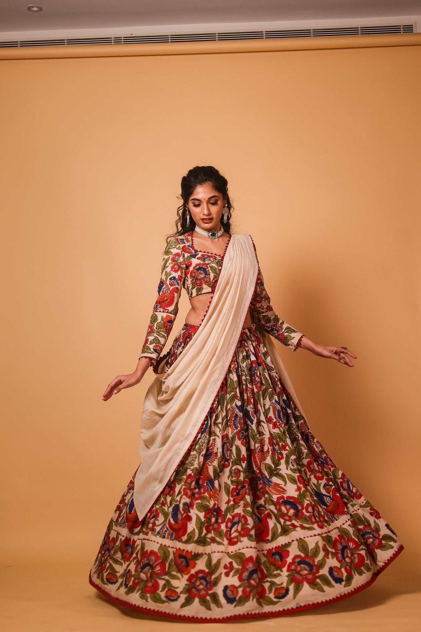 CREAM MANDAARA LEHENGA